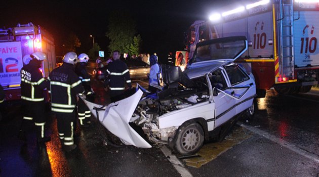 Kocaeli'de 2 otomobil kafa kafaya çarpıştı: 2'si çocuk 5 yaralı