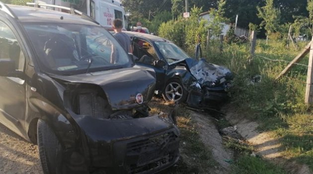 Kocaeli'de hafif ticari araç ile otomobil çarpıştı: 8 yaralı