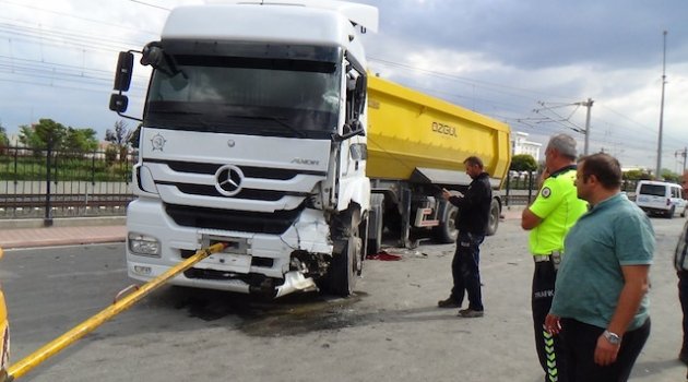 Konya'da kamyonet ile hafriyat kamyonu çarpıştı: 1 ölü 2 yaralı
