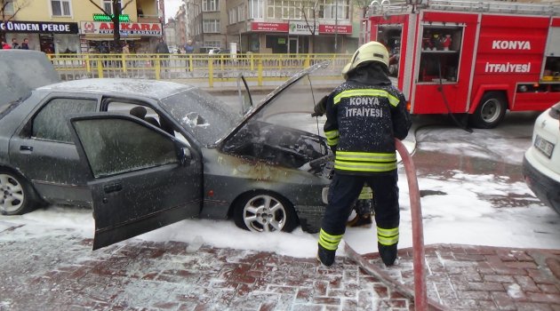 Konya'da seyir halindeki otomobil yandı