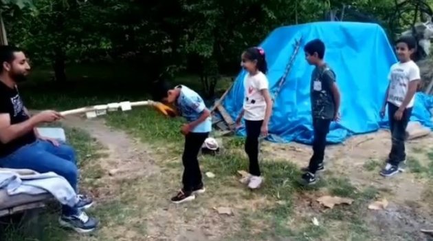 Korona el öpmeye engel olamadı