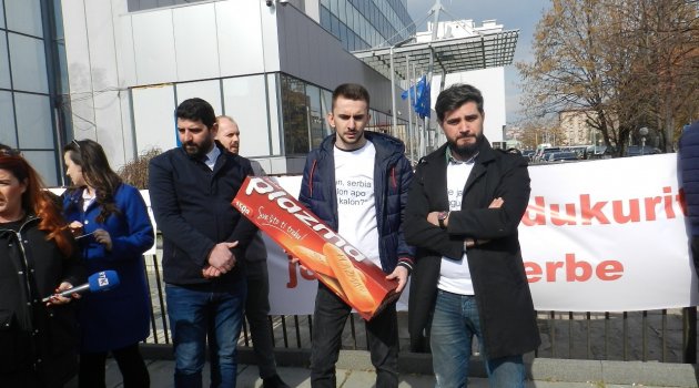 Kosova'da Sırp ürünlerine yüzde 100'lük gümrük vergisi protestosu