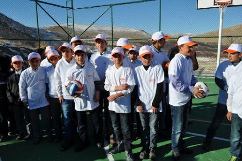 Kurşunlu beldesinde basketbol ve voleybol sahası açıldı.