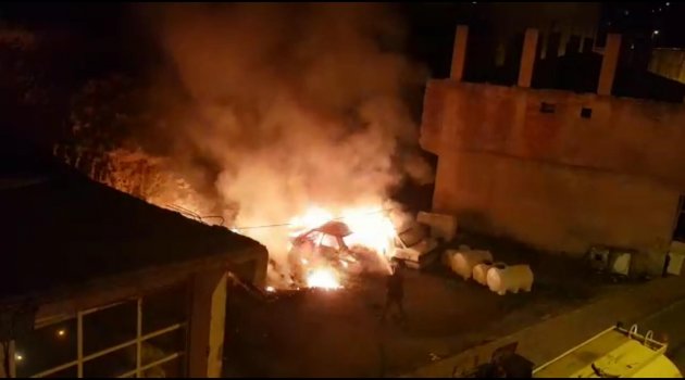 Kürtün'de hurda otomobil yangını korkuttu