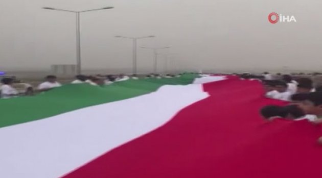 Kuveyt'te dünyanın en uzun bayrağı yapıldı