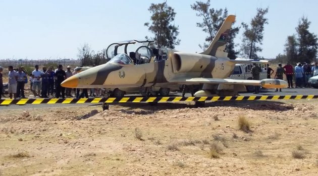 Libya savaş uçağı Tunus'a zorunlu iniş yaptı