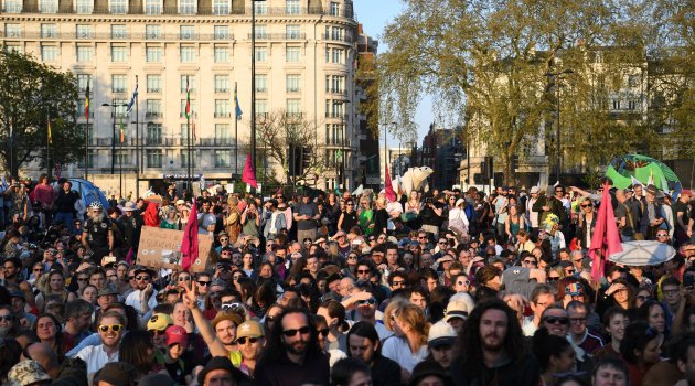 Londra'da iklim değişikliği protestolarında gözaltı sayısı bine ulaştı