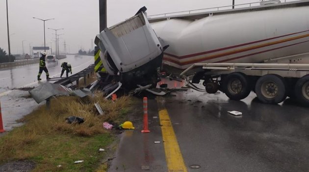 Hatay'ın Payas ilçesinde kontrolden çıkan dolu LPG tankeri gişeler yolundaki levha direğine çarptı. Facianın eşiğinden dönülen kazada sürücü hafif yaralandı. ile ilgili görsel sonucu"