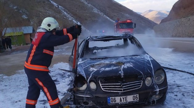 Lüks araç seyir halindeyken yandı