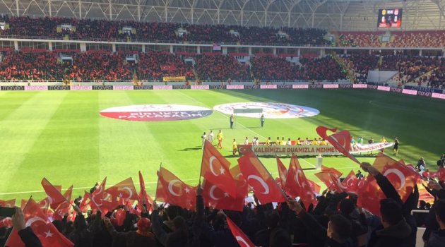 Maça gelen taraftara Türk Bayrağı dağıtıldı