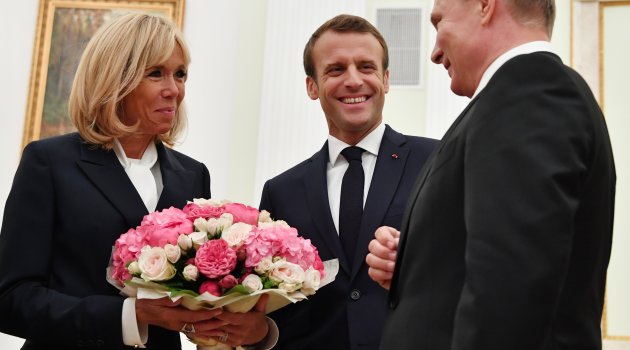 Macron' Putin'i dünya kupasına ev sahipliği yaptıkları için tebrik etti