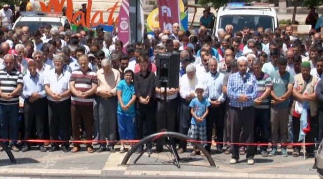 Malatya'da binlerce vatandaş şehitler için gıyabi cenaze namazı kıldı