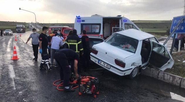 İki otomobil çarpıştı 8 kişi yaralandı