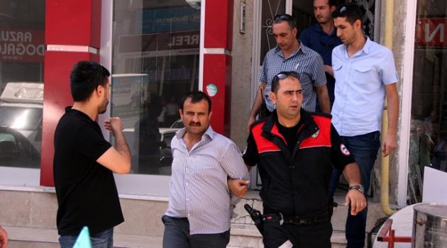 Malatya'da Bankaya girmeye çalışan kara çarşaflı 2 erkek şüpheli yakalandı