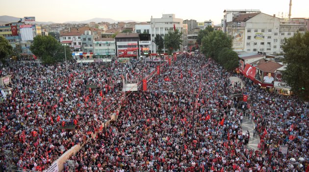 Binler demokrasi mitinginde buluştu