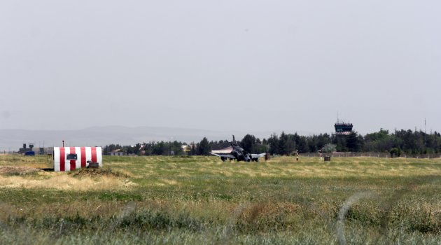 F-4 uçağı iniş sırasında kaza yaptı!