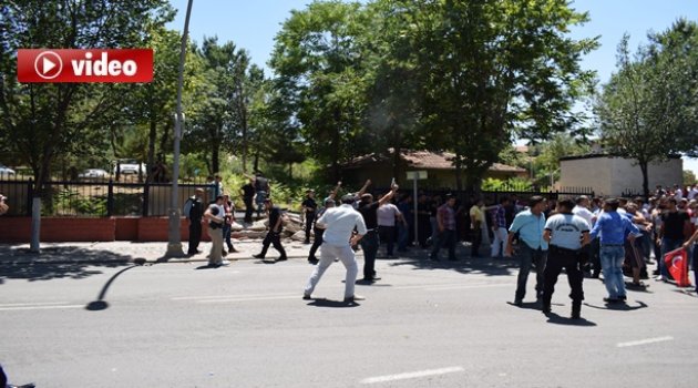 Malatya'da Vatandaşlar 2.Ordu Komutanlığını Bastı