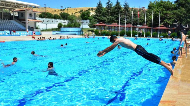 Malatya'da Vatandaşlar Havuza Koştu