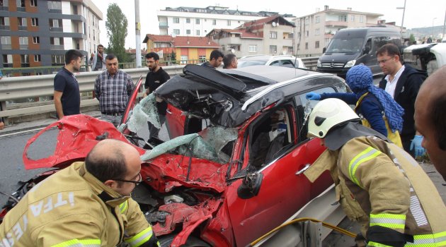 Maltepe'de sıkışmalı trafik kazası: 1'i ağır 2 yaralı