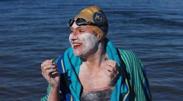 Manş Denizi'ni 4 kez durmaksızın geçen ilk kadın
