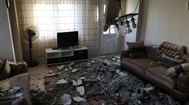 Mersin'de 2 katlı evin salonunun tavanı çöktü