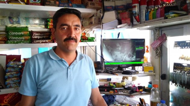 Meşrubat hırsızlığı güvenlik kamerasında