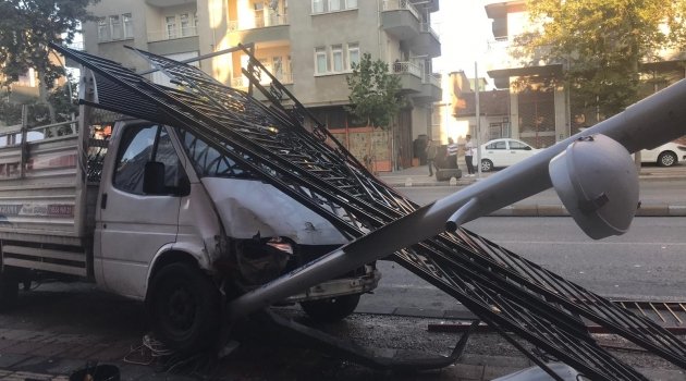 Minibüs ile kamyonet çarpıştı: 1 yaralı