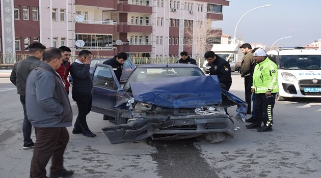 Minibüs ile otomobil çarpıştı: 4 yaralı