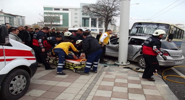 Minibüs ile otomobil çarpıştı: 5 yaralı