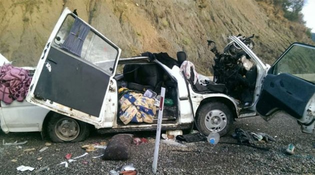 Minibüs, karşı yönden gelen TIR'ın dorsesine çarptı: 2 ölü, 6 yaralı