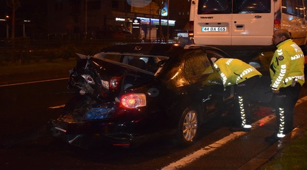 Minibüs otomobile çarptı: 2 yaralı
