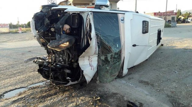 Minibüs takla attı: 1'i ağır 15 yaralı