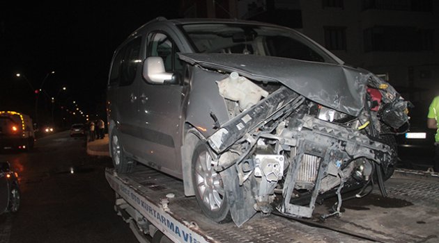 Minibüsle, hafif ticari araç çarpıştı: 3 yaralı