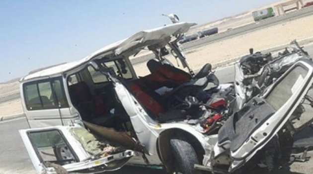 Mısır'da 2 minibüs çarpıştı: 14 ölü, 8 yaralı