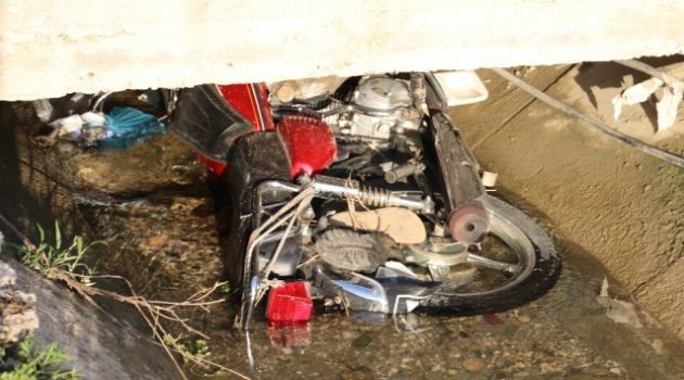 Motosiklet sulama kanalına düştü: 2 ölü