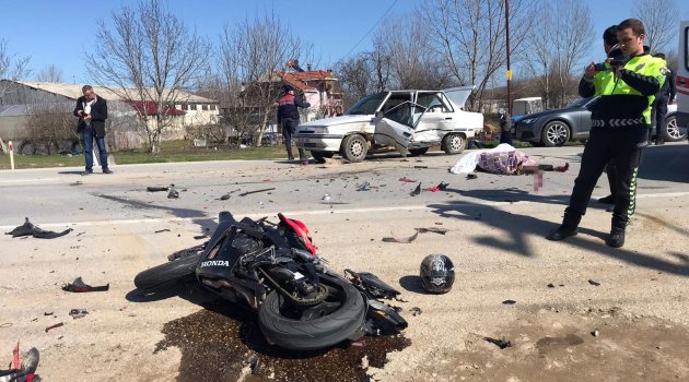 Motosikletle otomobil çarpıştı: 1 ölü 1 yaralı