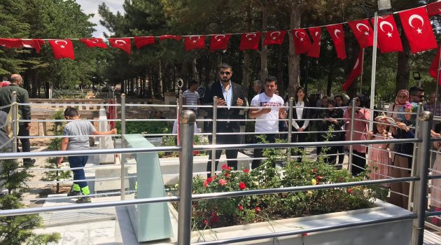 MTÜ Öğrencileri Şehit Halisdemir'in mezarını ve ailesini ziyaret ettiler