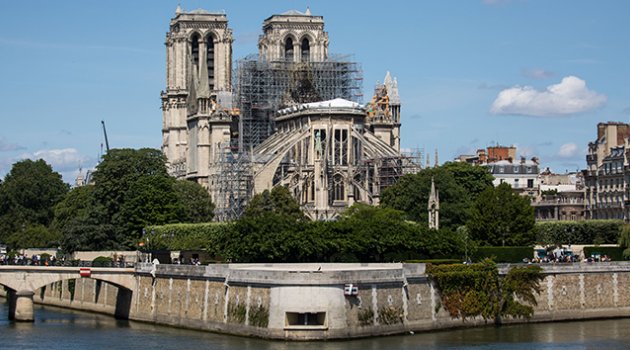 Notre Dame Katedrali'nin avlusu yangından sonra ilk kez halka açıldı