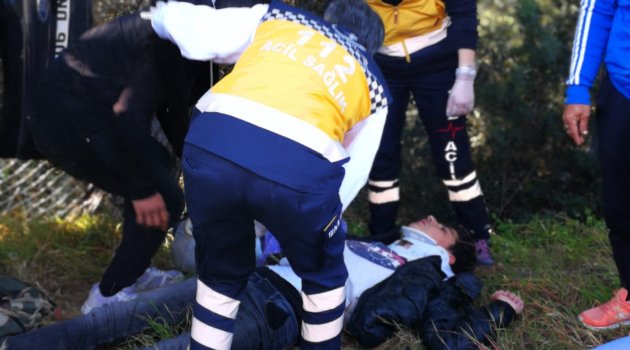 Öğrencilerin otostopla bindikleri otomobil kaza yaptı: 4 yaralı