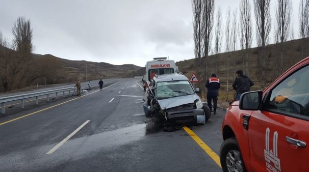 Oltu'da Trafik kazası: 3 yaralı