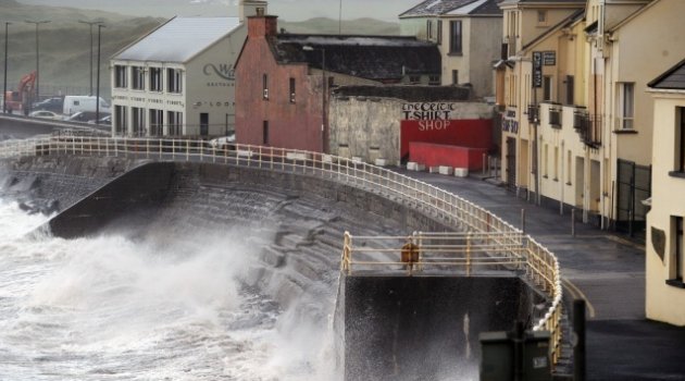 Ophelia Kasırgası İrlanda'yı vurdu: 3 ölü