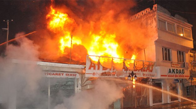 Osmaniye'de pazar yerinde büyük yangın
