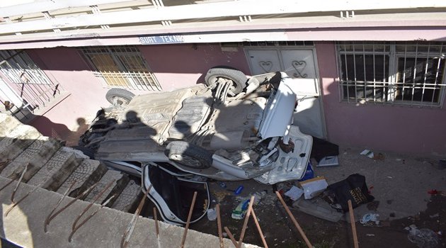 Otomobil apartman boşluğuna uçtu: 3 yaralı