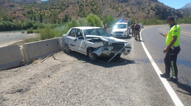 Otomobil bariyerlere çarptı: 1 yaralı