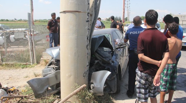 Otomobil beton direğe çarptı: 1 ölü 2 yaralı