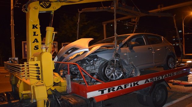 Otomobil ile kamyonet çarpıştı: 1 yaralı