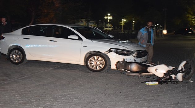 Otomobil ile motosiklet çarpıştı