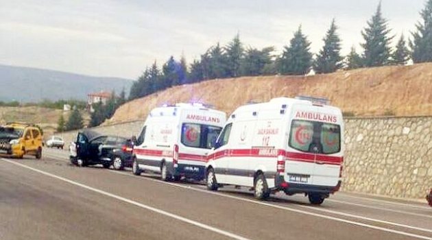 Otomobil ile ticari araç çarpıştı: 3 yaralı