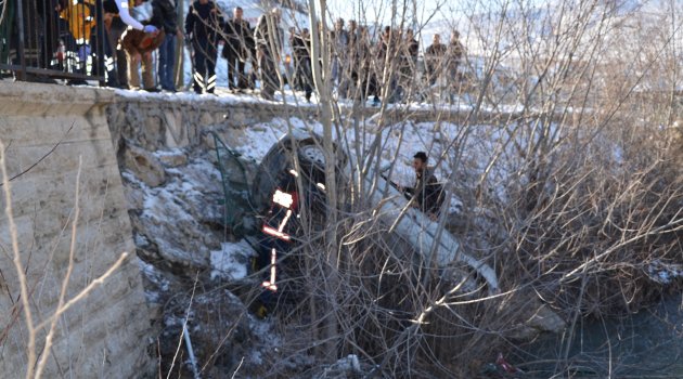 Otomobil ırmağa uçtu : 3 yaralı