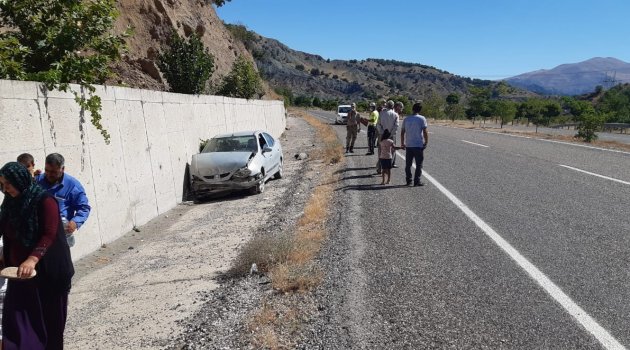 Otomobil istinat duvarına çarptı!